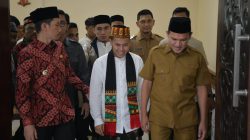 Wagub Sambut Tgk Habibi An Nawawi Dengan Adat Aceh. 