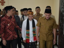 Wagub Sambut Tgk Habibi An Nawawi Dengan Adat Aceh. 