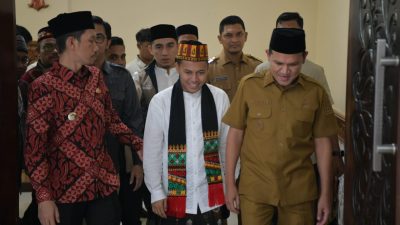 Wagub Sambut Tgk Habibi An Nawawi Dengan Adat Aceh. 