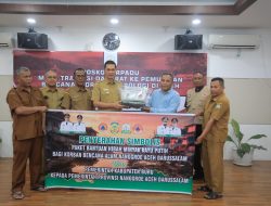 Sekda Aceh Terima Bantuan Minyak Kayu Putih untuk Korban Bencana Aceh Dari Pemkab Pulau Buru. 