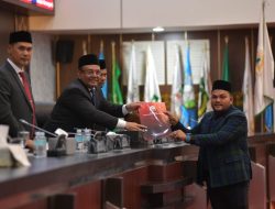 Sekda Aceh Hadiri Paripurna Persetujuan Tiga Raqan Inisiatif DPRA. 