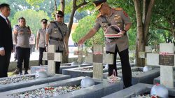 Wakapolda Aceh Pimpin Ziarah di TMP Banda Aceh. 