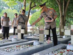 Wakapolda Aceh Pimpin Ziarah di TMP Banda Aceh. 