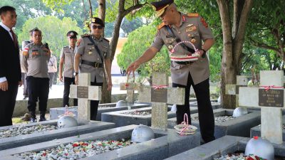 Wakapolda Aceh Pimpin Ziarah di TMP Banda Aceh. 