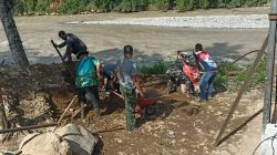 Kodim 0108/Agara Bersama Warga Timbun Pondasi Jembatan Gantung Perintis di Desa Uning Abadi, Aceh Tenggara. 