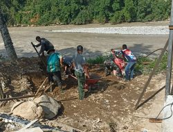 Kodim 0108/Agara Bersama Warga Timbun Pondasi Jembatan Gantung Perintis di Desa Uning Abadi, Aceh Tenggara. 