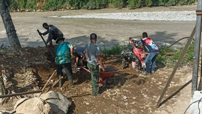Kodim 0108/Agara Bersama Warga Timbun Pondasi Jembatan Gantung Perintis di Desa Uning Abadi, Aceh Tenggara. 