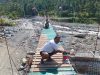 TNI Bersama Warga Gotong Royong Percepat Finishing Jembatan Gantung Perintis Garuda di Agara. 