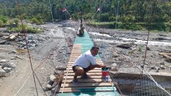 TNI Bersama Warga Gotong Royong Percepat Finishing Jembatan Gantung Perintis Garuda di Agara. 