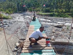 TNI Bersama Warga Gotong Royong Percepat Finishing Jembatan Gantung Perintis Garuda di Agara. 