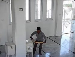 Maling Yang Bobol Kotak Amal Mesjid Al Muhyi Pango Deah Terekam CCTV.