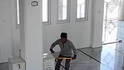 Maling Yang Bobol Kotak Amal Mesjid Al Muhyi Pango Deah Terekam CCTV.