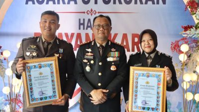 Dua Personel Bidhumas Polda Aceh Terima Penghargaan di Hari Bhayangkara ke-80. 