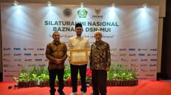 Ketua DPS PT Bank Aceh Syariah Raih Anugerah Kepatuhan Zakat.
