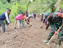 Gotong Royong TNI dan Rakyat Percepat Pembukaan Jalan TMMD ke-129 Kodim 0107/Aceh Selatan.