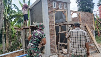 Upgrade MCK TMMD Ke-129 Capai 50 Persen, Pemasangan Kusen dan Plester Dinding Terus Dikebut. 