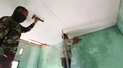 Progres Pembangunan RTLH Titik 1 Dalam Pemasangan Plafon. 