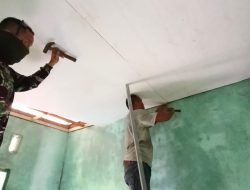 Progres Pembangunan RTLH Titik 1 Dalam Pemasangan Plafon. 