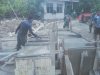 TNI dan Masyarakat Gotong Royong Percepat Pengecoran Lantai Jembatan Beton di Desa Bunga Melur Agara. 