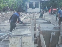 TNI dan Masyarakat Gotong Royong Percepat Pengecoran Lantai Jembatan Beton di Desa Bunga Melur Agara. 