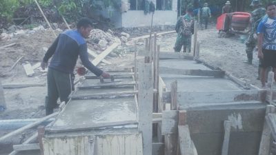 TNI dan Masyarakat Gotong Royong Percepat Pengecoran Lantai Jembatan Beton di Desa Bunga Melur Agara. 