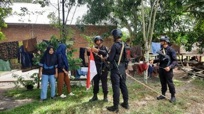 Polda Aceh Bagikan Bendera Merah Putih Kepada Masyarakat. 