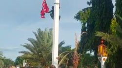 TNI turunkan bendera Bulan Bintang di Masjid Raya Baiturrahman Banda Aceh. 