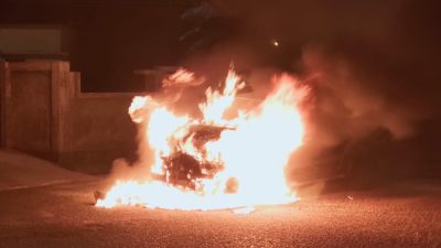 Mobil Fortuner Terbakar Saat Macet di Lamlagang.