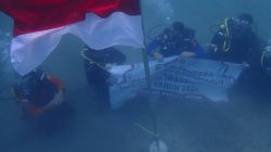 Polairud Polda Aceh Kibarkan Bendera Merah Putih di Dasar Laut Krueng Raya.