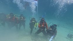 Personel Polres Simeulue Kibarkan Bendera Merah Putih di Laut pada Hari Kemerdekaan. 