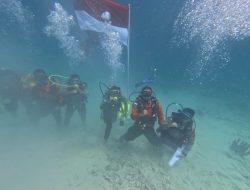Personel Polres Simeulue Kibarkan Bendera Merah Putih di Laut pada Hari Kemerdekaan. 