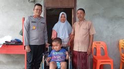 Kapolres Aceh Selatan Bantu Kursi Roda Anak Disabilitas di Sawang. 