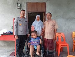Kapolres Aceh Selatan Bantu Kursi Roda Anak Disabilitas di Sawang. 