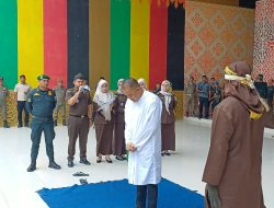 11 Pelanggar Syariat Di Kota Banda Aceh Dihukum Cambuk.