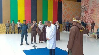 11 Pelanggar Syariat Di Kota Banda Aceh Dihukum Cambuk.