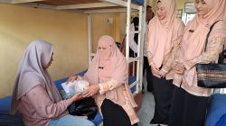 Plt Ketua DWP Aceh Berbagi dengan Keluarga Pasien di Rumah Singgah RSUDZA. 