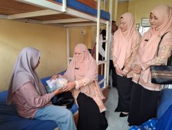 Plt Ketua DWP Aceh Berbagi dengan Keluarga Pasien di Rumah Singgah RSUDZA. 
