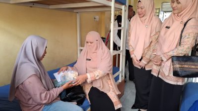 Plt Ketua DWP Aceh Berbagi dengan Keluarga Pasien di Rumah Singgah RSUDZA. 