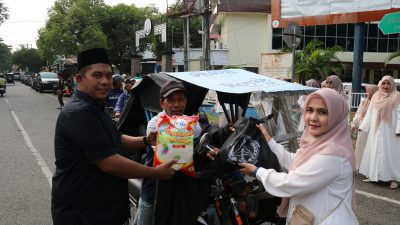 Kejari Banda Aceh Gelar Yasinan dan Bagikan Sembako Kepada Masyarakat.