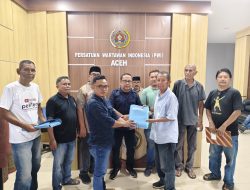 Balon Ketua PWI Aceh Nasir Nurdin Serahkan Berkas Formulir Pendaftaran.