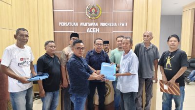 Balon Ketua PWI Aceh Nasir Nurdin Serahkan Berkas Formulir Pendaftaran.