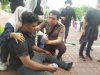 Polisi Sigap Bantu Berikan Oxycan Kepada Peserta Akai Demo Yang Mengalami Sesak.