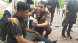 Polisi Sigap Bantu Berikan Oxycan Kepada Peserta Akai Demo Yang Mengalami Sesak.
