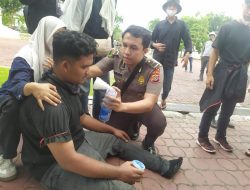 Polisi Sigap Bantu Berikan Oxycan Kepada Peserta Akai Demo Yang Mengalami Sesak.