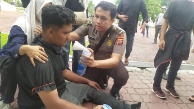 Polisi Sigap Bantu Berikan Oxycan Kepada Peserta Akai Demo Yang Mengalami Sesak.